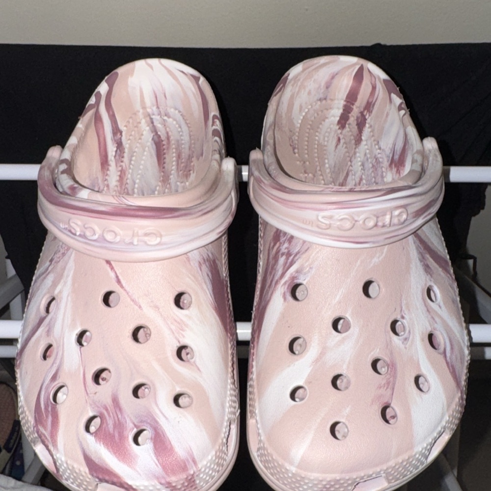 CROCS Big Kids Size 5 Marble Pink and Cream Clogs